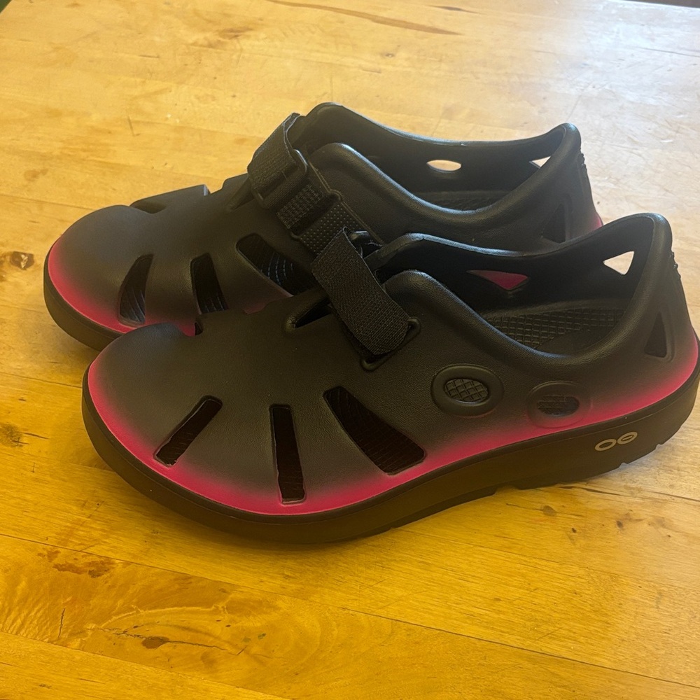 OOFOS Black and Pink Athletic Shoes